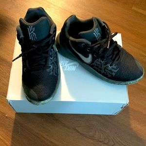 Black Kyrie Flytrap II - size 3.5 Lightly worn
